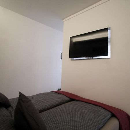 Modern Studio A Belvaros Koezepen Parkoloval- Kata Studioapartman غيور المظهر الخارجي الصورة
