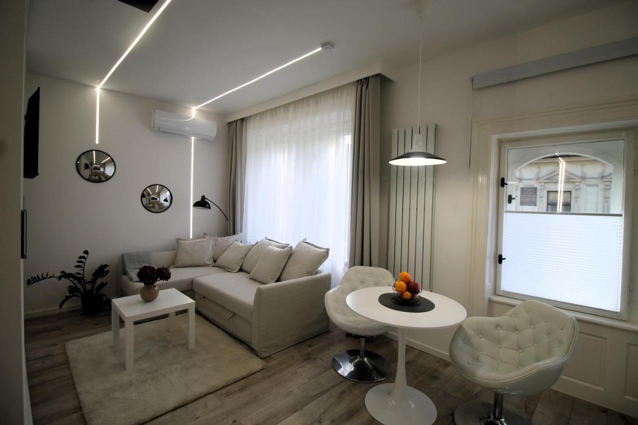 Modern Studio A Belvaros Koezepen Parkoloval- Kata Studioapartman غيور المظهر الخارجي الصورة