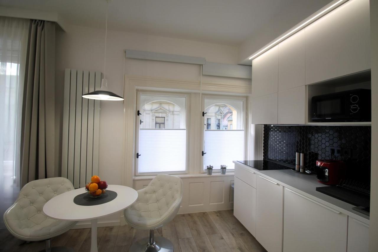Modern Studio A Belvaros Koezepen Parkoloval- Kata Studioapartman غيور المظهر الخارجي الصورة