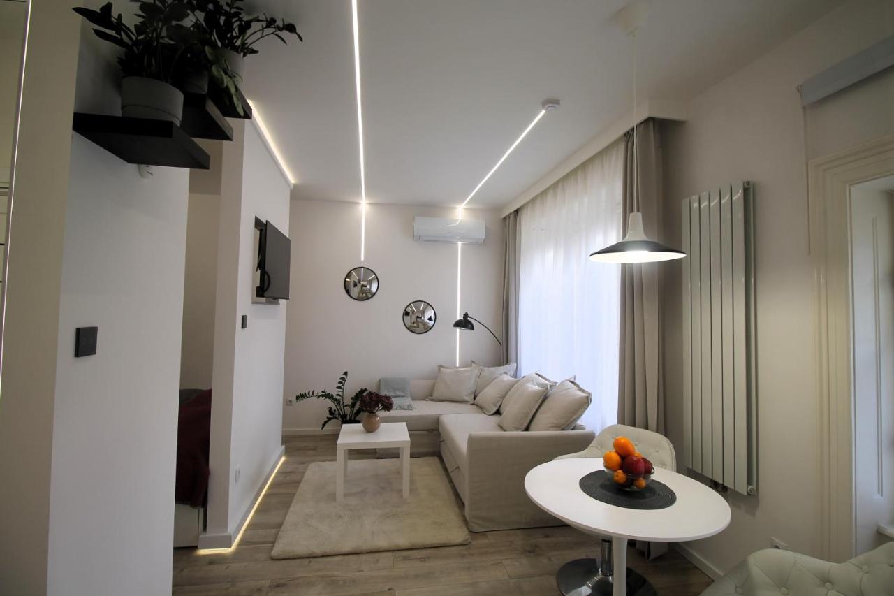 Modern Studio A Belvaros Koezepen Parkoloval- Kata Studioapartman غيور المظهر الخارجي الصورة