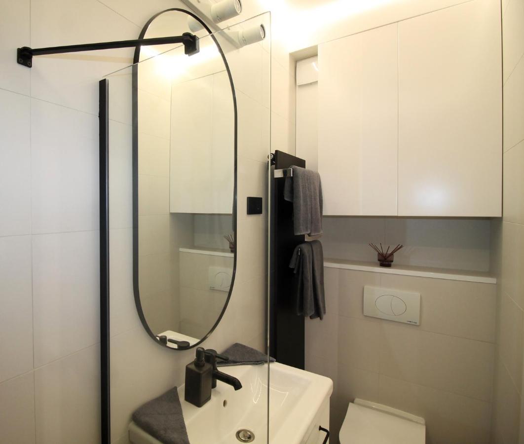 Modern Studio A Belvaros Koezepen Parkoloval- Kata Studioapartman غيور المظهر الخارجي الصورة